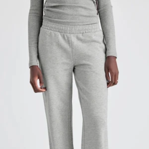 Lowwaisted mjukisbyxor - Säljer mina superfina lowwaist mjukisbyxor från Bikbok. De är använda men bra skick! Säljer dem för att jag tycker de är lite för korta på mig som är 175. Nypris 400kr och jag säljer de för 250kr. Pris går att diskutera