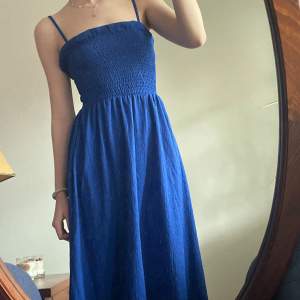 säljer denna superfrina blå klänning! den är i strl xs ❤️hör av er vid frågor :) frakt tillkommer! kram🫶🏼