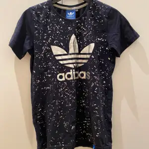 Säljer denna t-shirt från Adidas i storlek 152/158 (herrk)! Sparsamt använd! 
