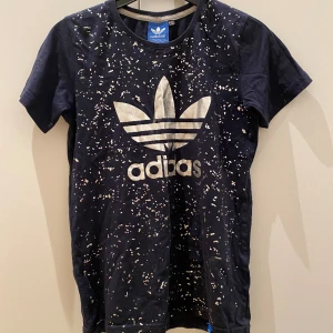 ADIDAS T-SHIRT  - Säljer denna t-shirt från Adidas i storlek 152/158 (herrk)! Sparsamt använd! 