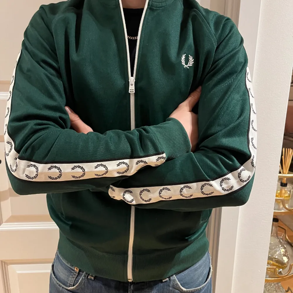 Säljer en fred Perry i storlek S, använt Max 5 gånger. Ny pris 1500kr. 10/10 i skick. Hoodies.