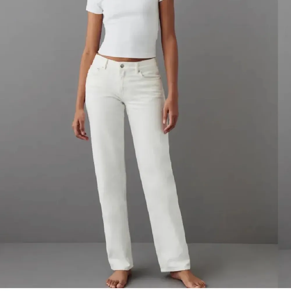Vita jeans, low straight fit. Aldrig använda, prislapp sitter kvar!  Kontakta om du undrar något. Köpare står för frakt . Jeans & Byxor.