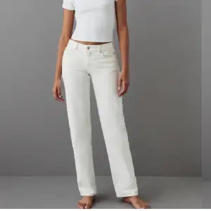 Vita jeans, low straight fit. Aldrig använda, prislapp sitter kvar!  Kontakta om du undrar något. Köpare står för frakt 