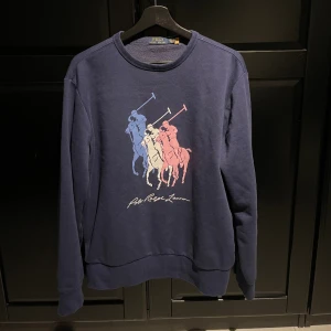 Ralph lauren tröja - Skick 9/10 Storlek M Nu pris 2000kr Pris 599kr