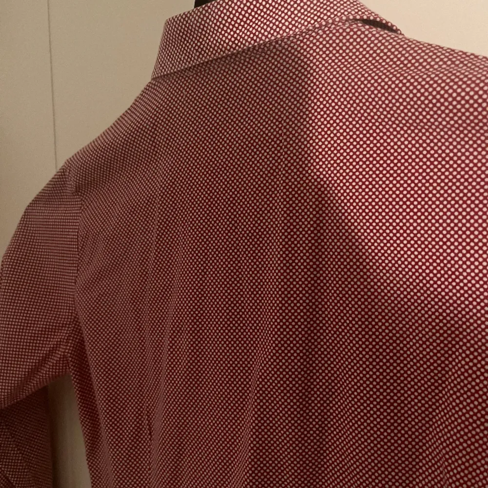 En stilig Polo Ralph Lauren skjorta för dam i röd med design(zooma in). Använd men bra skick, kan behöva strykas lite men inget mer. Storlek 38 passar S och Xs. Skjortor.
