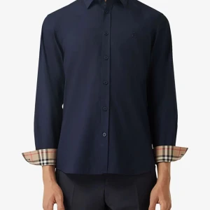 Burberry skjorta  - Inga tecken på användning, är en herrskjorta i storlek M men passar S. Kan skicka mer bilder om de behövs. 