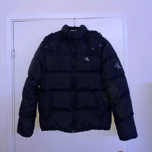 Vinterjacka CalvinKlein - Vinterjacka från CalvinKlein. Riktigt bra skick. Ord pris 2399kr (kvitto finns), säljes för halva priset. Köparen betalar frakt.