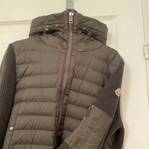Moncler cardigan    - Grön cardigan i storlek Small  Helt nyskick