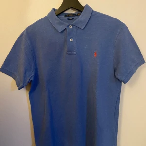 Polo Ralph Lauren piké - Tröjan är storlek M men passar någon med storlek S. Fri från skador och fläckar