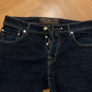 Jacob Cohen - Säljer mina Jacob Cohen jeans då jag inte använder dem längre. Skick 9.5/10 Ny pris 3499. Mitt pris 699 Storlek W32 Kontakta mig vid minsta fråga.