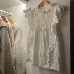 Vit sommartopp - Supersöt sommartopp med volang från Mango❤️❤️storlek S