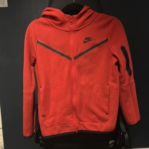 Röd Nike tech - L i barn storlek 147-158 , bra skick Byxorna:L i barn storlek 147-158 