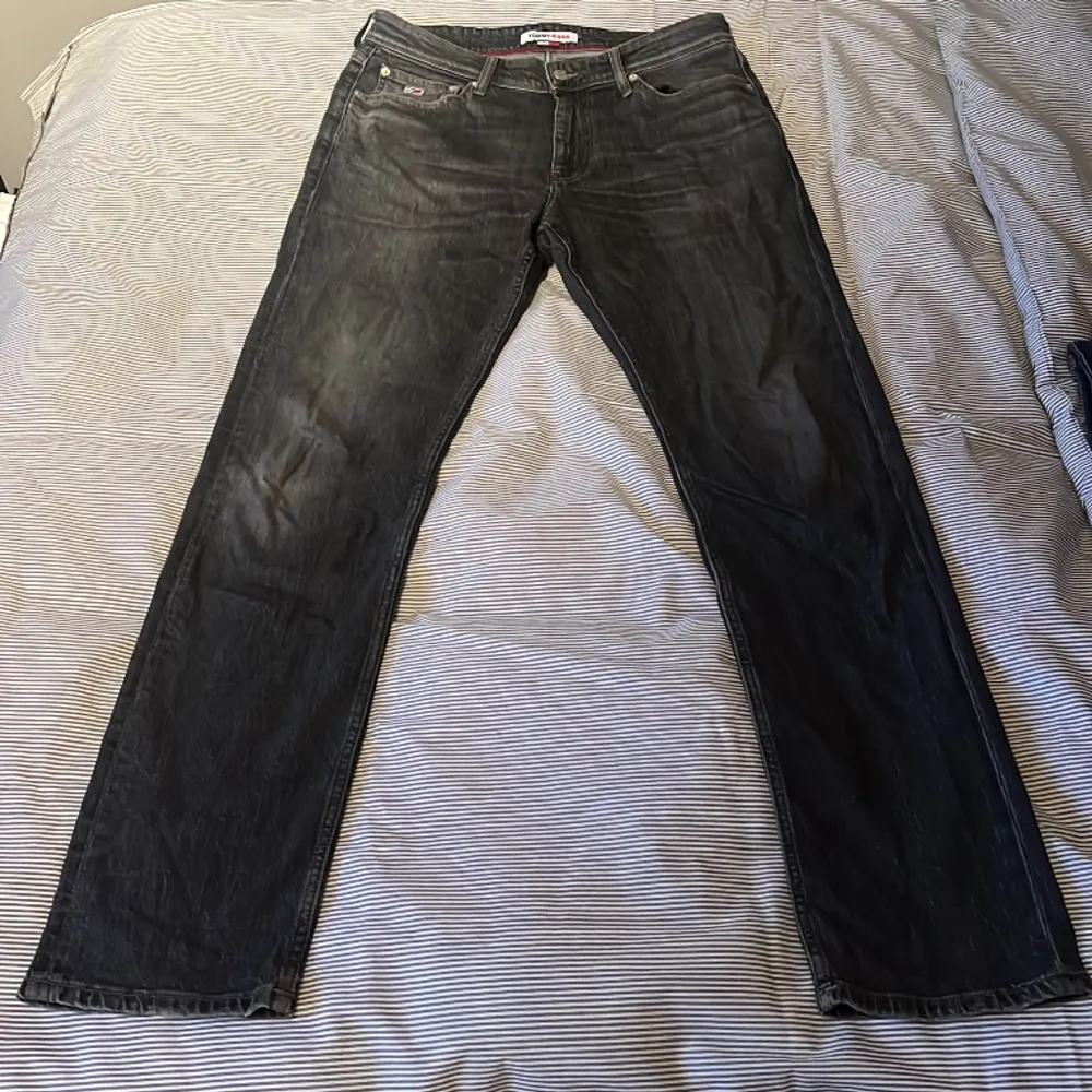 Tommy Jeans modell Ethan i färgen grå. W32 L34. Jeans & Byxor.