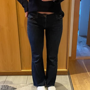 Lågmidjade bootcut jeans  - Ett par lågmidjade bootcut jeans från esprit. Är i storlek 28W/32L. Jag är 167 o de är perfekt längd