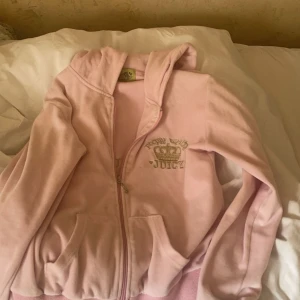 Äkta y2k juicy zipper hoodie - den är äkta, köpt från sellpy för 350kr, inga fel eller defekter. Står inte storlek men skulle säga xs/s. Använd gärna köp nu❤️