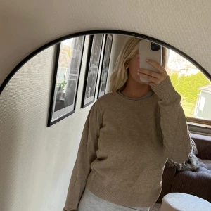 Tröja - Superfin beige tröjan perfekt nu till våren! Passar lika bra att ha på sig som att slänga över axlarna 💐☀️🪅 strl M men passar Xs/s