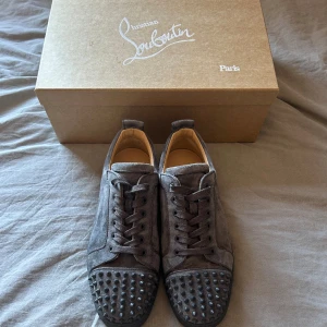 Louboutin skor - Säljer dessa riktigt feta louboutins, skick 10/10, säljer dessa för 4500. Allt og är med kvitto och allt, andvända 3 gånger.