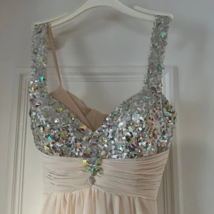 Balklänning  - Säljer en oanvänd balklänning i storlek S-L ungefär då klänningens storlek går att anpassa med hjälp av banden baktill.  