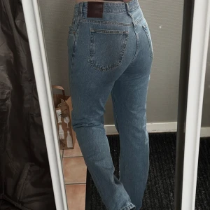 Jeans - Snygga jeans från bikbok, som nya och knappast använda!💓