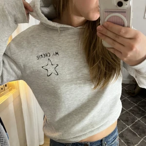 grå hoodie - super fin grå hoodie från Gina barn, använd flitigt och i fint skick, säljs då den inte används längre! Använd köp nu funktionen❣️