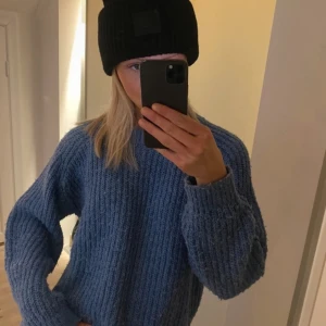 stickad tröja  - Blå stickad tröja från lindex i en såå fin klarblå färg!! Något nopprig men överlag fint skick💙