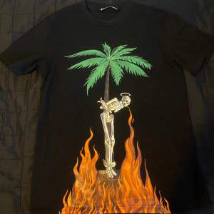 Riktigt fet Palm Angels T-shirt som har legat i min garderob. Den är i toppskick. Använts Max 3 gånger.