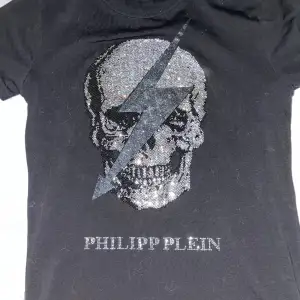Så snygg Philipp plein t-shirt. Köpte den här från Plick. Vet inte riktigt om glittret har försvunnit eller om det är katthår som döljer det. Fråga gärna ifall du undrar något💕