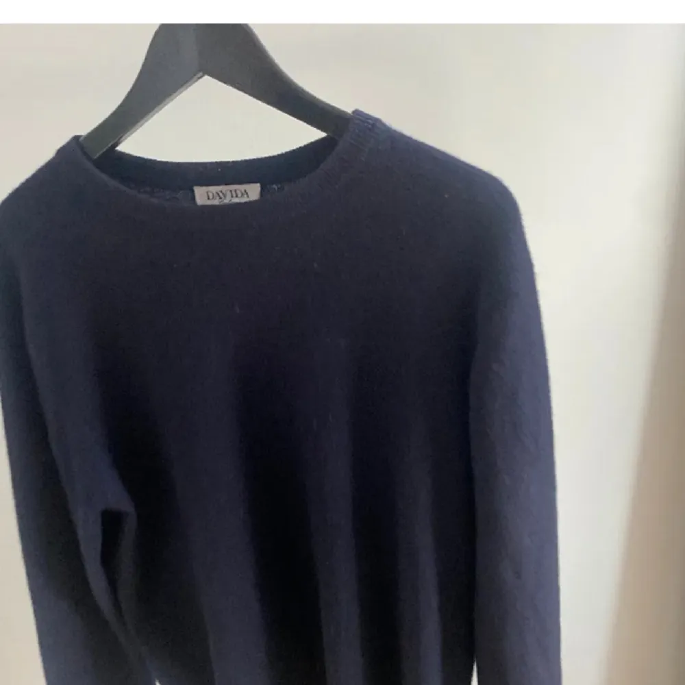 Snygg Kashmir tröja från Davida Cashmere i mörkblå! Använd 2-3ggr och är i bra skick. Nypris 2200kr mitt pris 999kr!. Stickat.