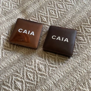 Caia bronzer  - Säljer dessa Caia bronzers då jag använder andra, använda men finns mycket produkt kvar. Produkten på glow bronzern har lossnat från förpackningen men funkar som vanligt.  tvättar spegel innan jag postar💞 ( 300kr vid snabb affär, ink frakt) 