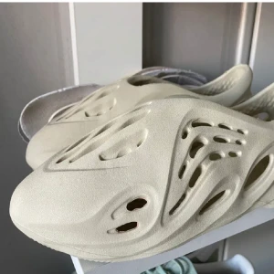 Yeezy foam RNRs - Säljer nu mina Yeezy foam RNRs i strl 37 köpte från Adidas confirmed,
