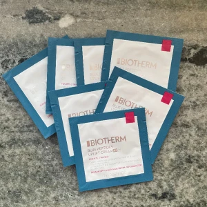 Biotherm Blue Peptides Uplift Cream SPF30 testers - Biotherm Blue Peptides Uplift Cream SPF30 testers. Totalt 7 stycken. 1 st för 10kr. Alla 7 st för 50kr.