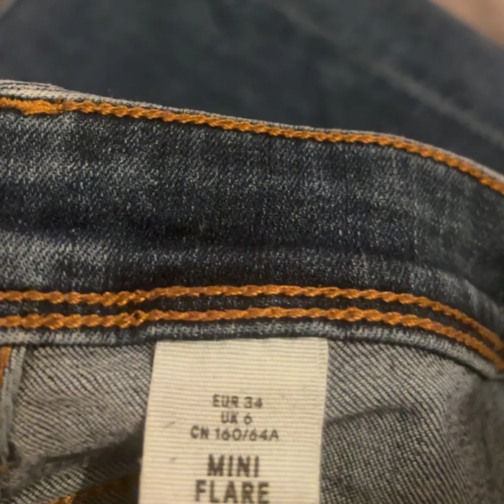 säljer mina jättefina mörkblåa mid waisted jeans. jag vet inte vart dom är ifrån, tyvärr! men dom är i storlek 34! är öppen för byten, läs även min bio!. Jeans & Byxor.