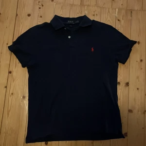 Ralph Lauren Piké, 100kr/st - Storlek M, bra skick. Mörkblå och vit 