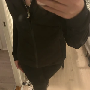 Zaraväst - Den populära zara västen som it säljs längre tror jag. Den är i storlek s men sitter som en xs-M den är i fint skicka inga skador eller fläckar en sånt. Den sista bilden är lånad skriv för fler bilder