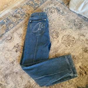 säljer dessa jeans då dem inte passade mig är i ny skick. tryck ej köp nu, skriv innan. mått: midjan  40cm, yttre byxben runt 1,09 meter