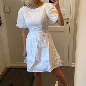 Söt klänning  - Säljer denna söta klänning som jag hade som studentklänning .