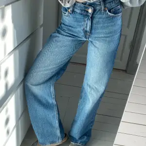 Baggy Pull&bear jeans, V midja. Använda typ 3-4 gånger, perfekt skick 
