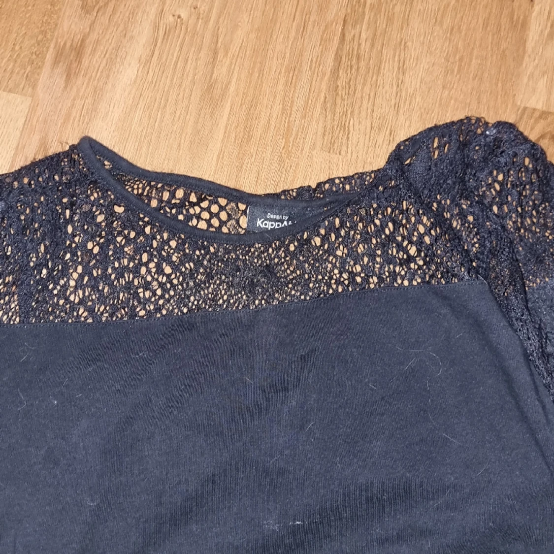 Svart långarmad tröja med hål i,i storlek L bra skick från kappahl - 90