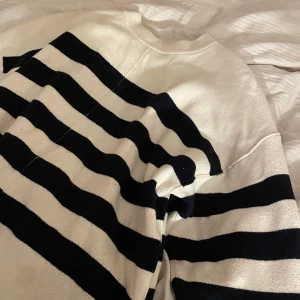 Randig stickad tröja - Säljer denna stickade tröja från zara🧡 Kontakta mig vid intresse, frakten tillkommer och är spårbar 💓