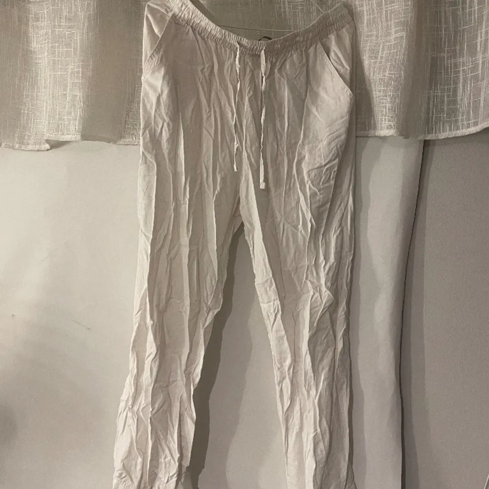 Superfina linnebyxor ifrån lager157, säljer för dom är för stora för mig tyvärr! Knappt använda så i jättefint skick🌸Storlek M men skulle passa större oxå då dom är stor i storlek. 100kr eller ge ”prisförslag”. Skriv för mer bilder<33. Farkut & Housut.