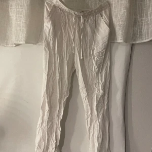 Linnebyxor vita  - Superfina linnebyxor ifrån lager157, säljer för dom är för stora för mig tyvärr! Knappt använda så i jättefint skick🌸Storlek M men skulle passa större oxå då dom är stor i storlek. 100kr eller ge ”prisförslag”. Skriv för mer bilder<33