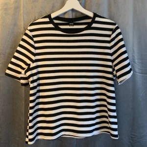 Randig t-shirt - Fin randig t-shirt från Shein i skönt material. Aldrig använd! Bra i storleken
