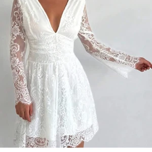 Vit klänning/studentklänning - Hej Hej Valde att ej ha denna på min student då jag inte ens fick på mig den. Storlek är alltså liten. Säljer vidare den till någon som förhoppningsvis kan ha någon nytta av den.  Frakt är inkluderat i priset. 