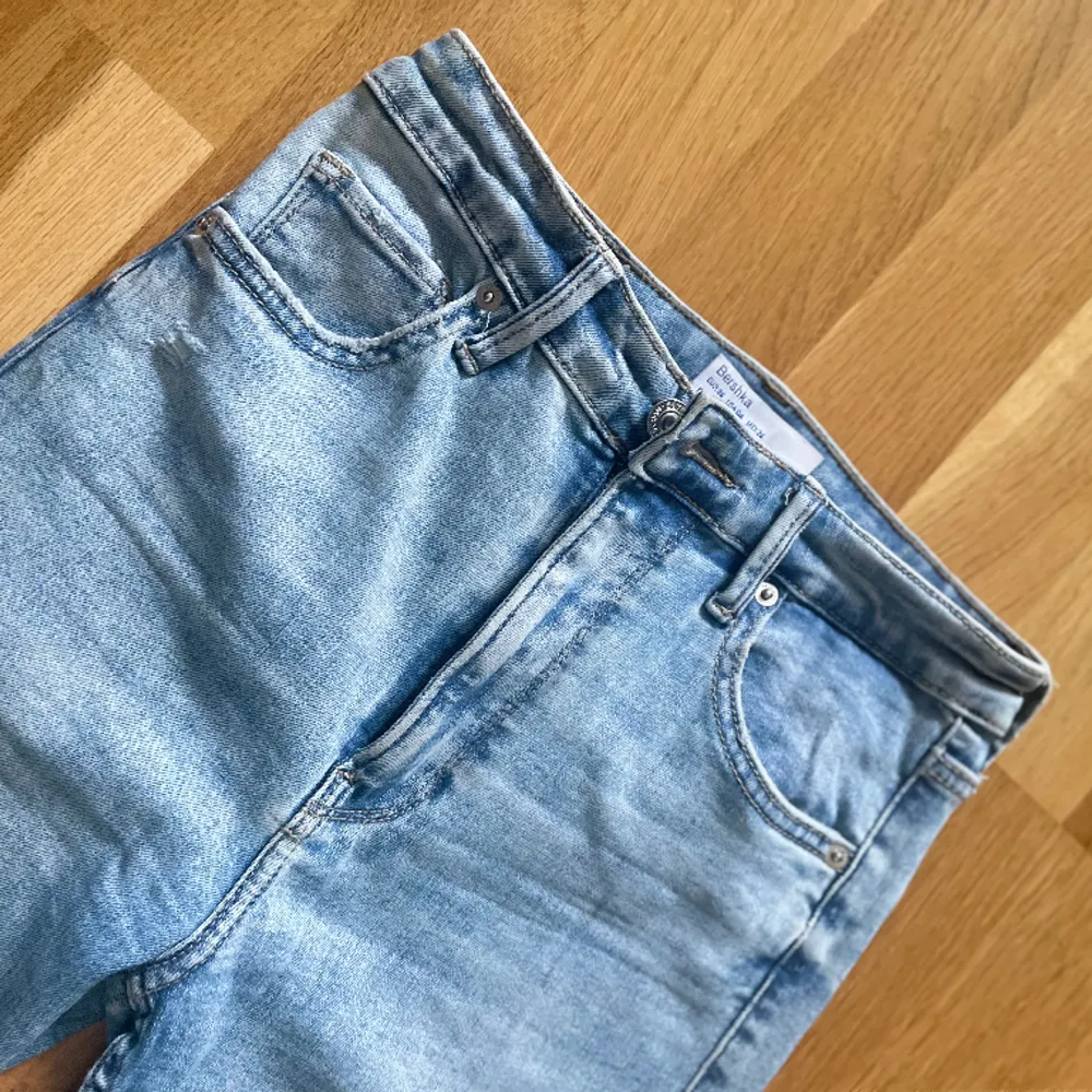 Ljusa jeans från Bershka, storlek 36. Väldigt fint skick då jag endast använt dom enstaka gånger.. Jeans & Byxor.