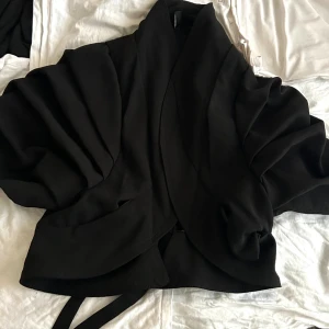 Jätte fin bolero!!🤩🤩 - En fin och klassisk bolero men liten knytning på ryggen🤩  Strl M men passar även S Kostym material  Pris kan diskuteras!!!