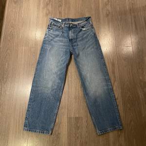 Weekday Galaxy Loose Fit jeans. Bra skick knappt använda. Nypris 600. Skriv för frågor eller mått.