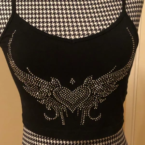 kort linne med gemstones - superduper fint litet linne med gemstones på från shein <3 har använt en del men den har inga defekter eller någonting :) jätte bekväm! 🖤