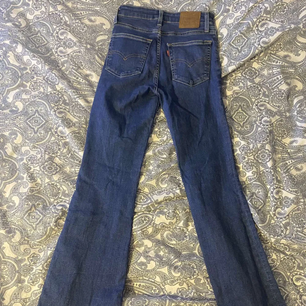 Helt nya Levis jeans, använda 1 gång  Storlek 26 (S)  Nypris: 1250kr. Jeans & Byxor.