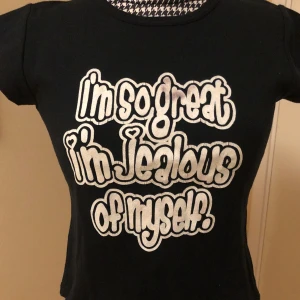 cool retro babytee - snygg y2k babytee /croptop med text köpt på 2000-talet ✨✨ fint skick förutom lite missfärgning på trycket som man kan se bättre på andra bilden <3