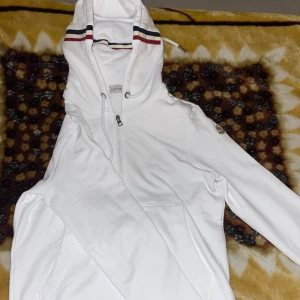 Moncler zip Hoodie  - Hoodien är i storlek S men funkar bra till M också. Det är bara att höra av sig om man har frågor eller är intresserad 
